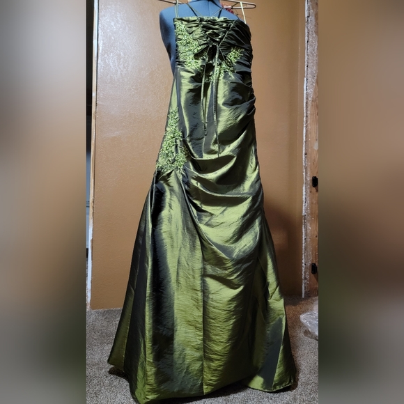 Sleeveless formal length dress - Picture 7 of 11